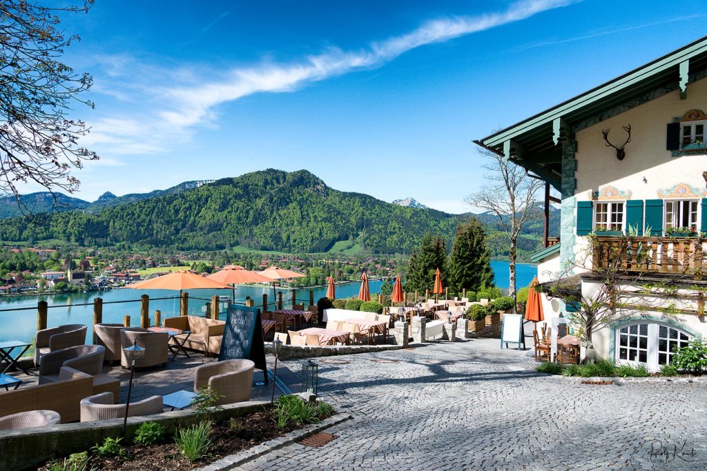 Das Hotel Leeberghof mit seinem Traumblick auf Rottach-Egern und den Tegernsee