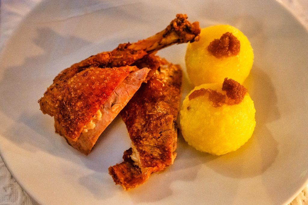 Ente mit Kartoffelknoedel im Freihaus Brenner