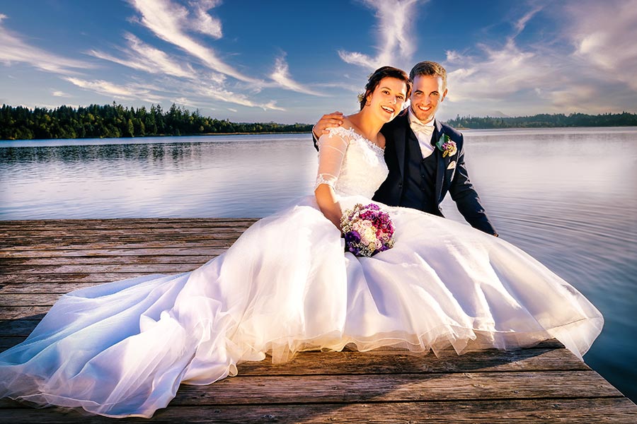 Brautpaar auf einem Steg am See