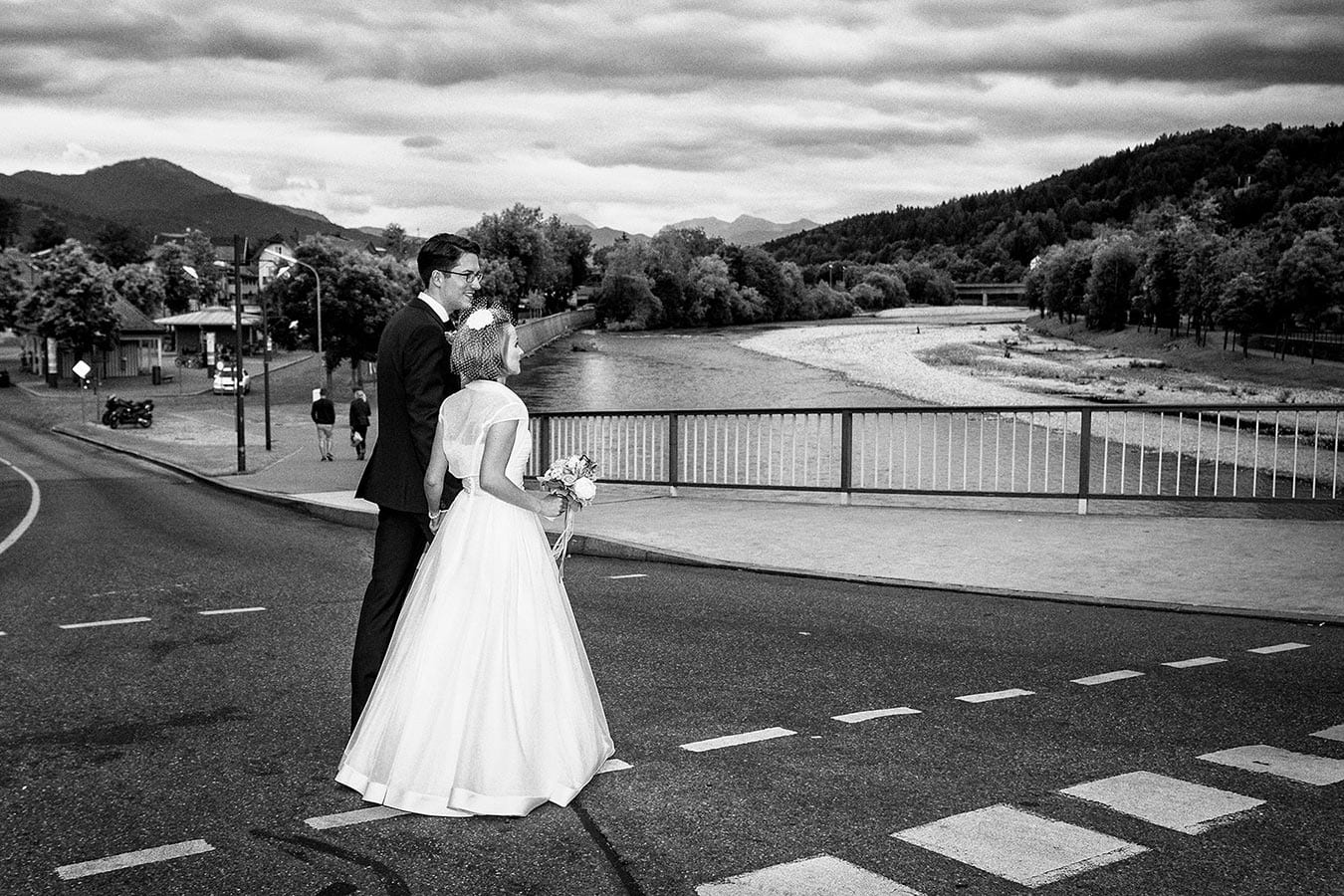 Hochzeitsfotograf-Bad-Toelz Brautpaar Kreuzung
