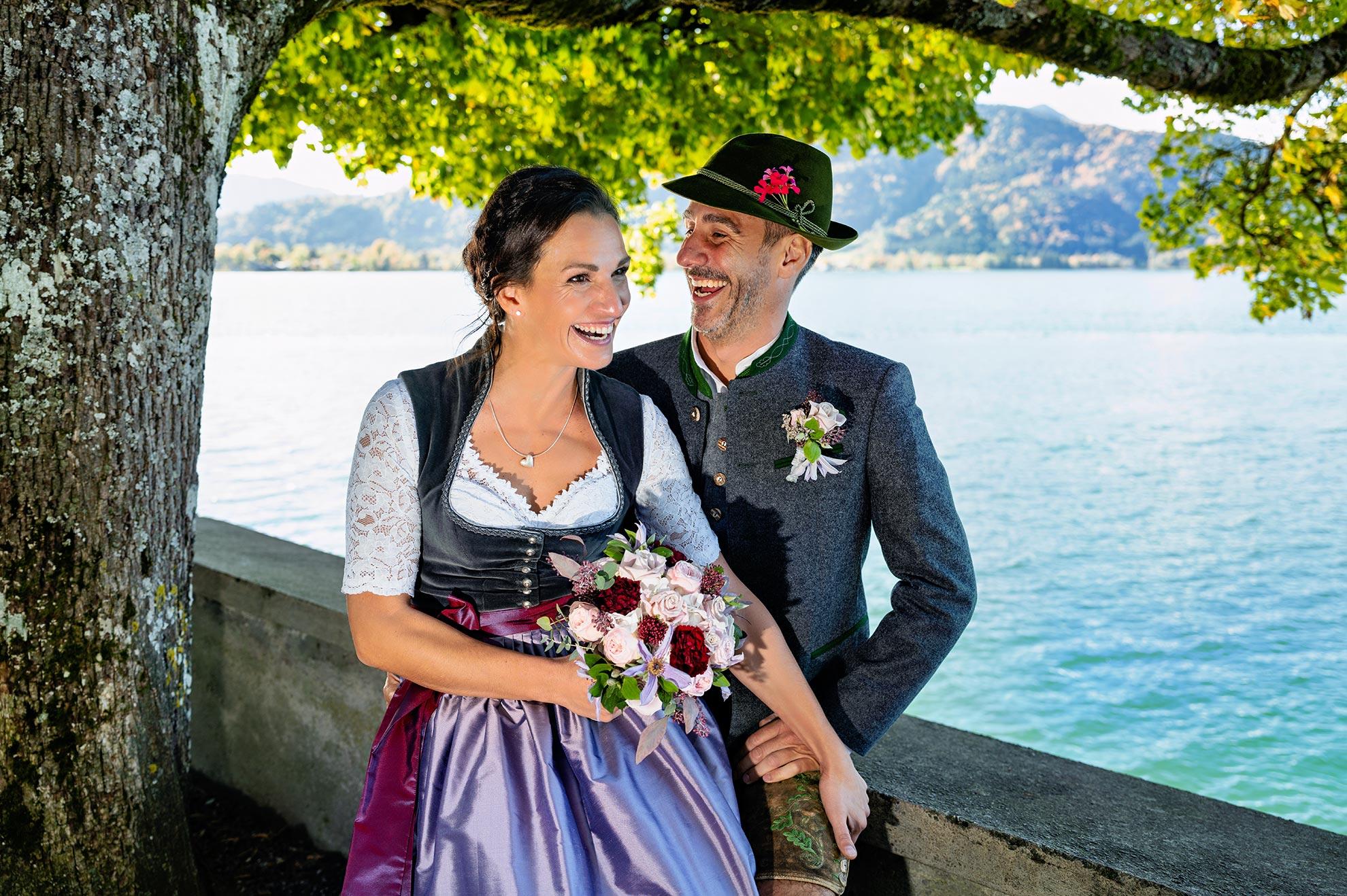 Hochzeitsfotograf Tegernsee Rolf Kaul - Brautpaar in Tracht unter einem Baum am Ufer des Tegernsee - Hochzeitsfoto
