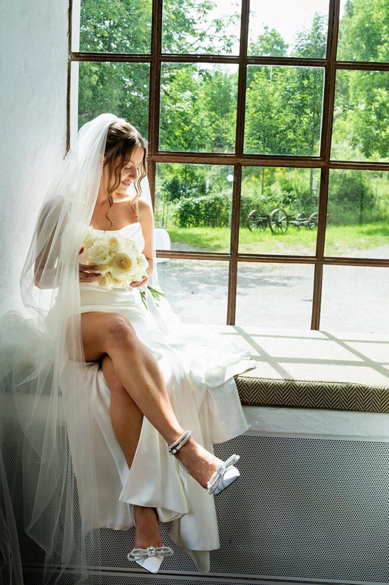 Braut, Fenster, Schleier, Braustrauss aus Rosen, Gut Kaltenbrunn